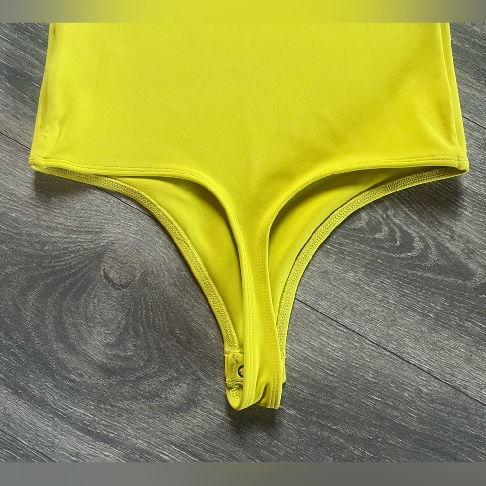 Express Body Contour Scoop Neck Bodysuit in Lemon Lime. Size XS - Picture 8 of 13